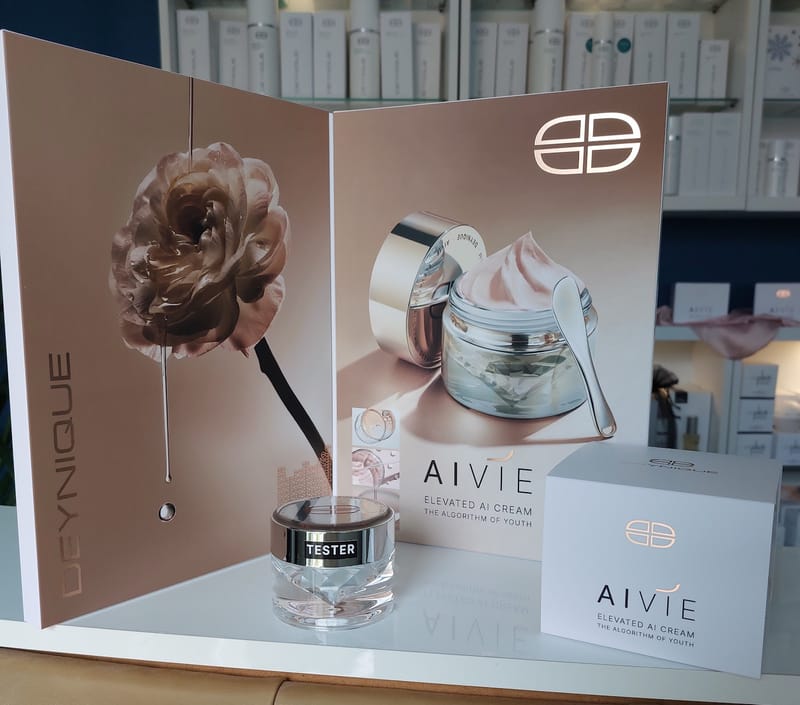 AIVIE Elevated AI Cream von DEYNIQUE: Aufsteller, Tester und Verpackung im NaKo Institut