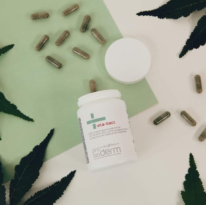 vita-bact von ProbioDerm: geöffnete Kapseldose mit Kapseln