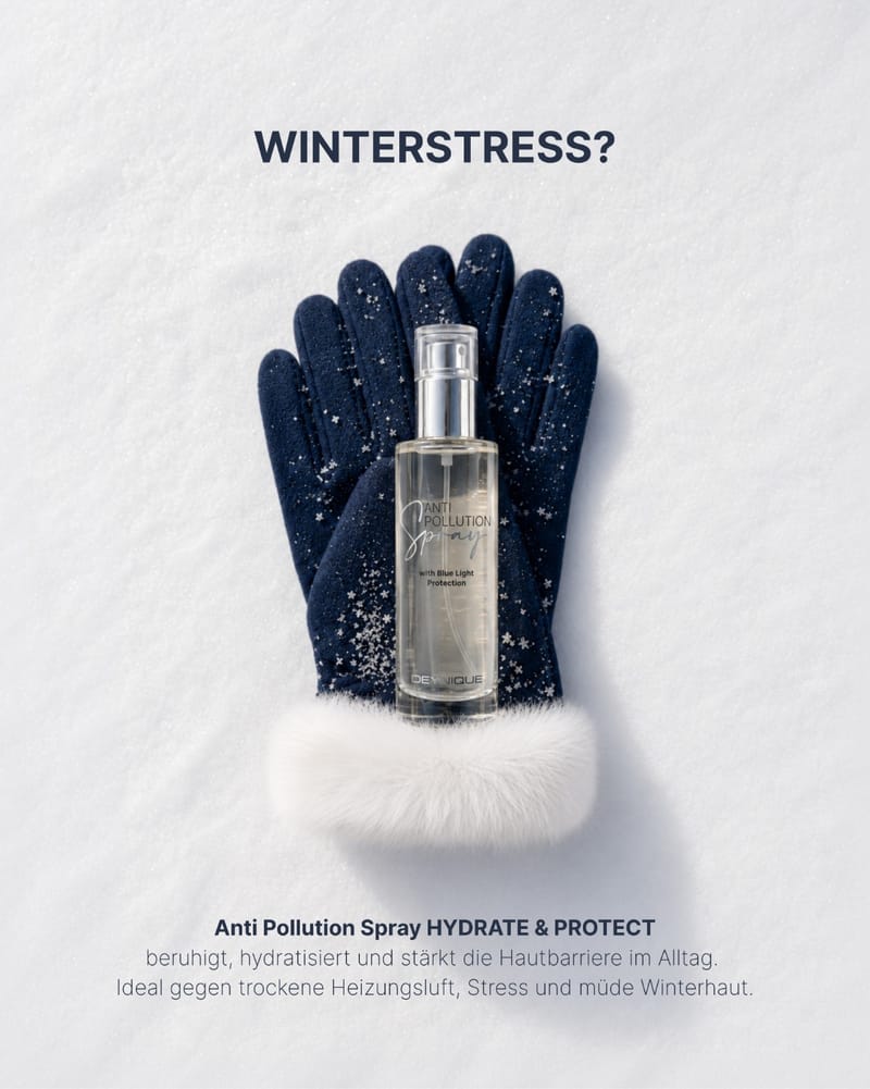DEYNIQUE Anti Pollution Spray auf nachtblauen Handschuhen im Schnee. Bildtext: Winterstress? Anti Pollution Spray Hydrate & Protect beruhigt, hydratisiert und stärkt die Hautbarriere im Alltag. Ideal gegen trockene Heizungsluft, Stress und müde Winterhaut.