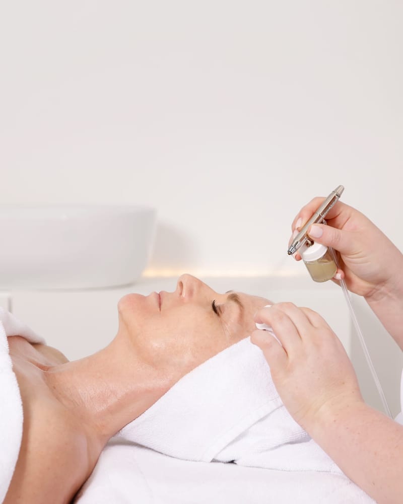 Wirkstoffauftrag mit dem Airbrush-Handstück bei einer Spezialgesichtsbehandlung