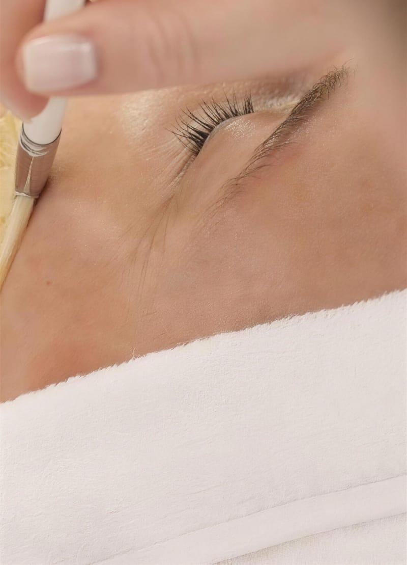 Wimpernbehandlung im Detail im NaKo Institut in Strausberg